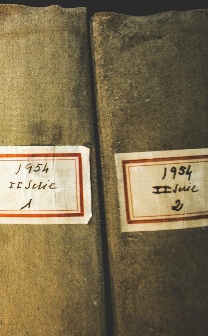 Deux vieux livres avec des étiquettes